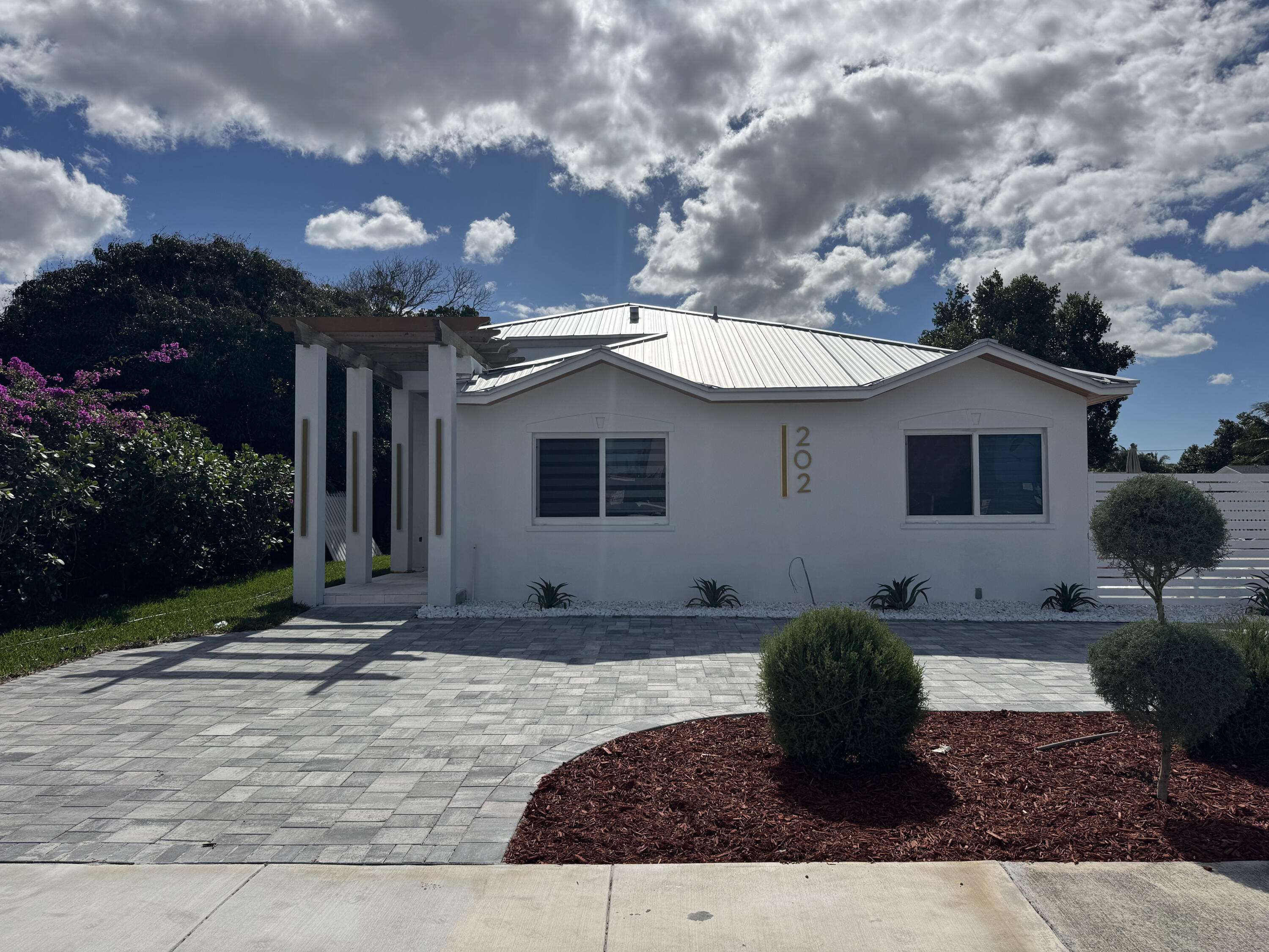 a view of a house with backyard and sitting area