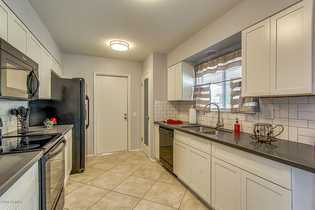 11060 West Oak Ridge Road Sun City, AZ 85351 - Photo 11 of 32 Kitchen