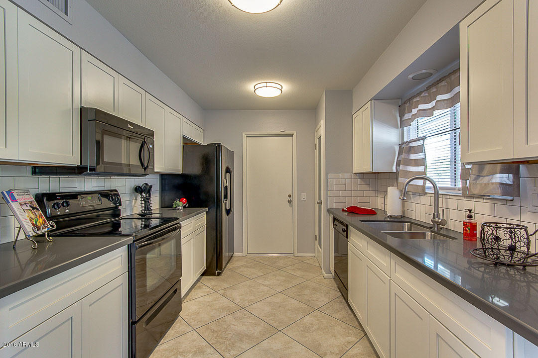 11060 West Oak Ridge Road Sun City, AZ 85351 - Photo 12 of 32 Kitchen
