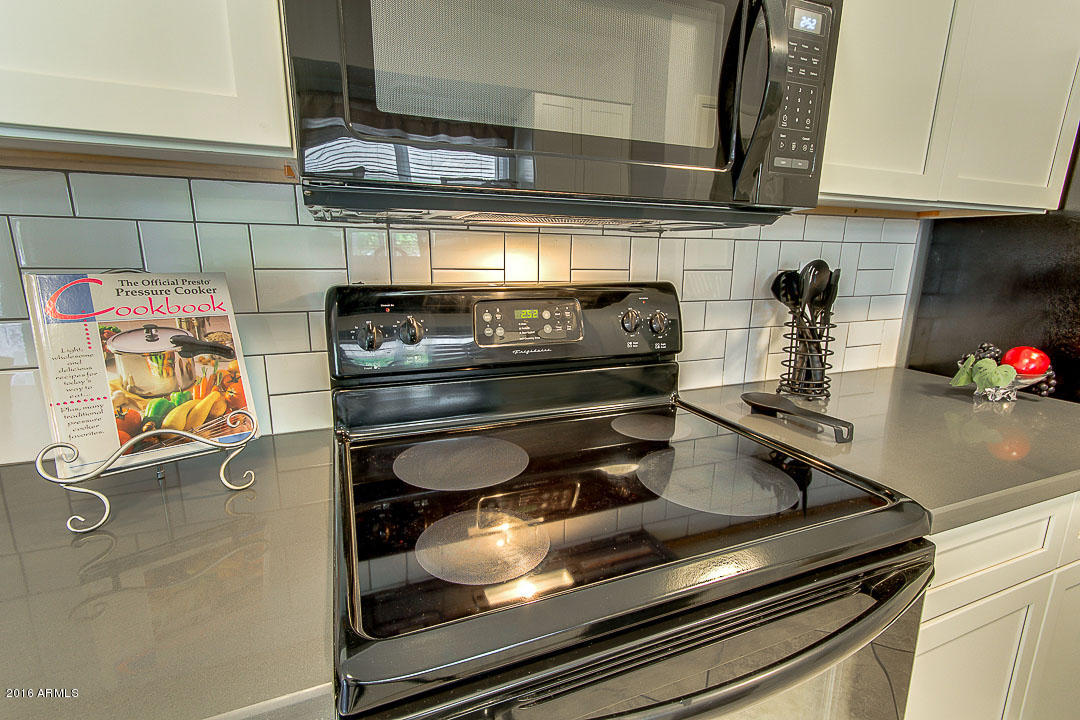 11060 West Oak Ridge Road Sun City, AZ 85351 - Photo 13 of 32 Kitchen