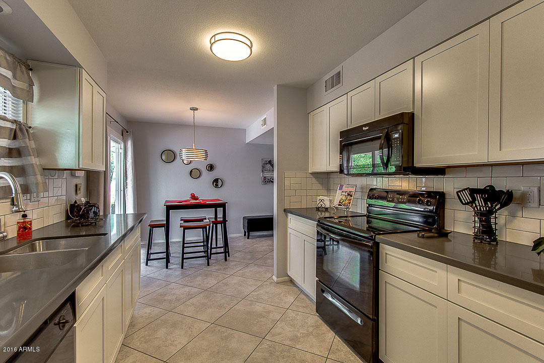 11060 West Oak Ridge Road Sun City, AZ 85351 - Photo 14 of 32 Kitchen