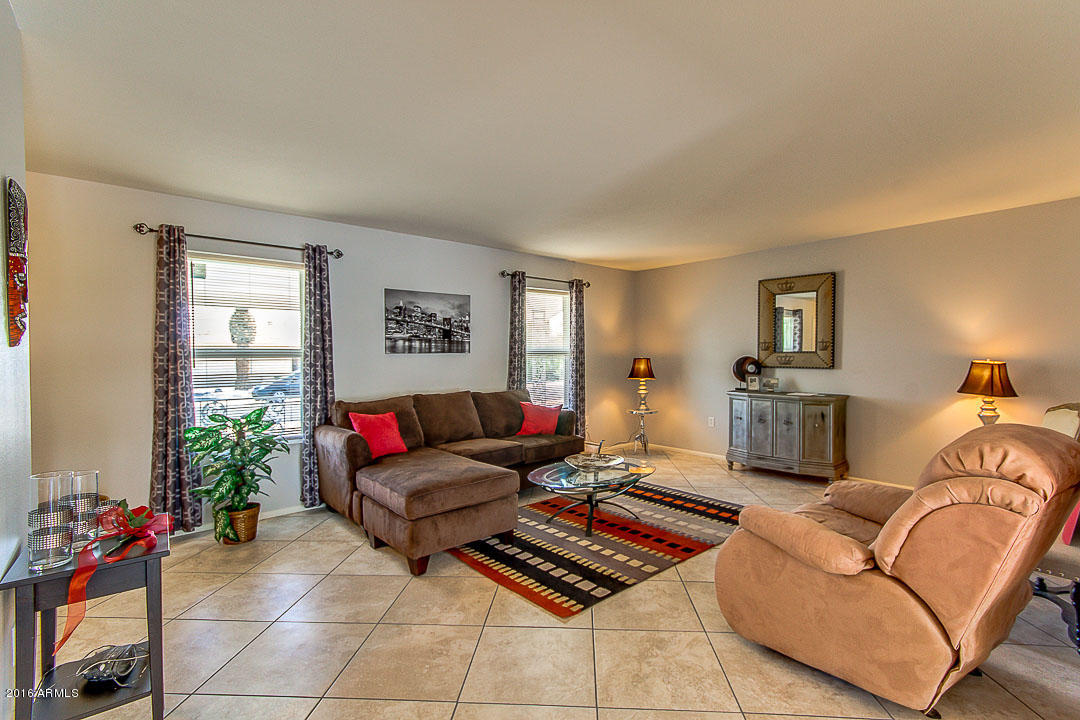 11060 West Oak Ridge Road Sun City, AZ 85351 - Photo 5 of 32 Family Room