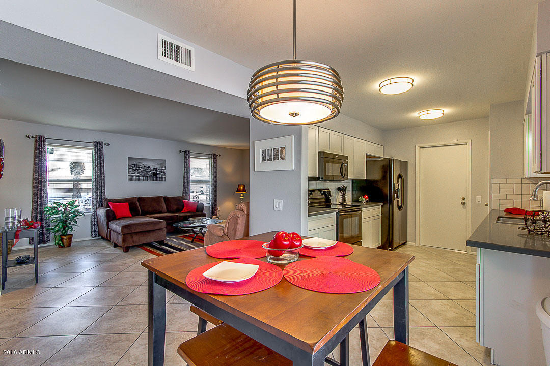 11060 West Oak Ridge Road Sun City, AZ 85351 - Photo 9 of 32 Eat in Kitchen to Family