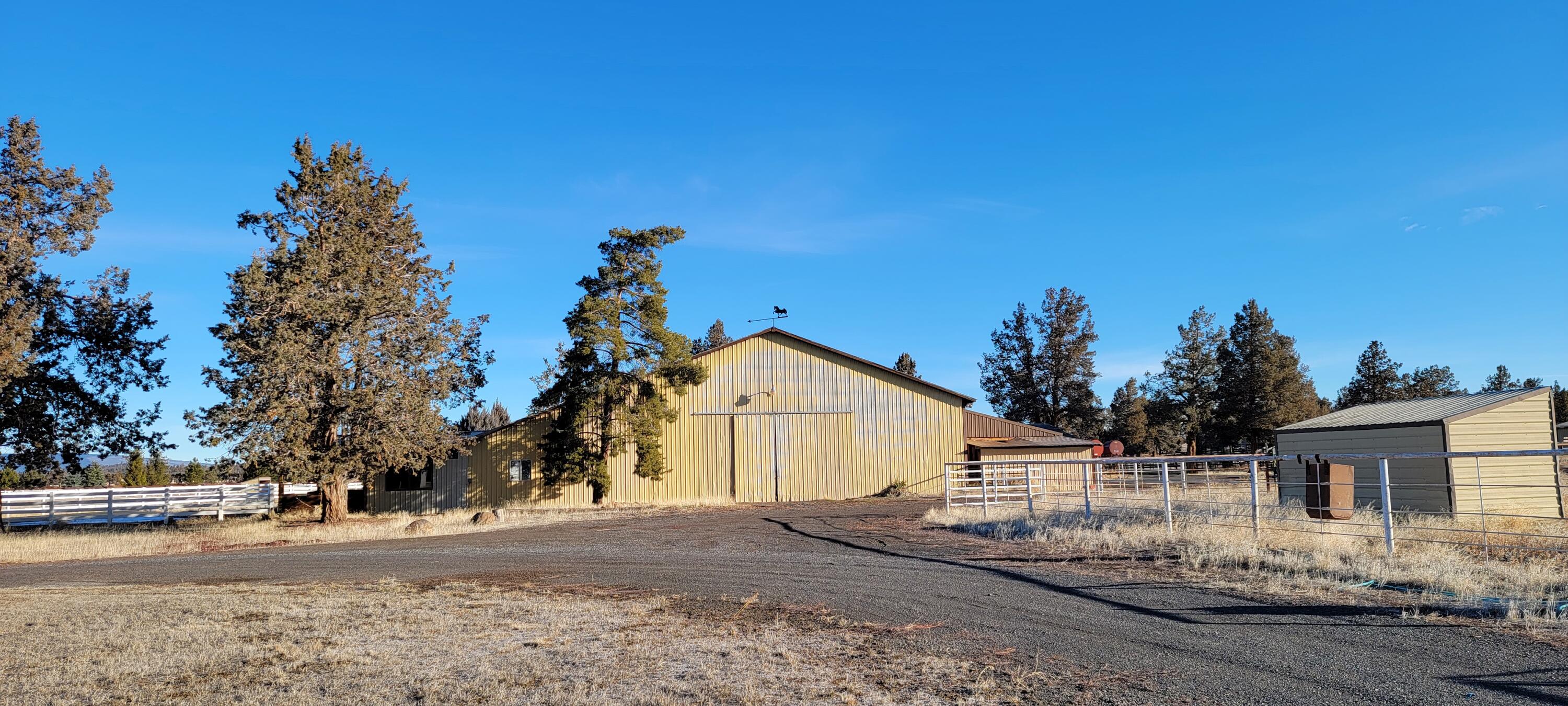 68290 George Cyrus Road Sisters, OR 97759 - Photo 36 of 52 Riding arena