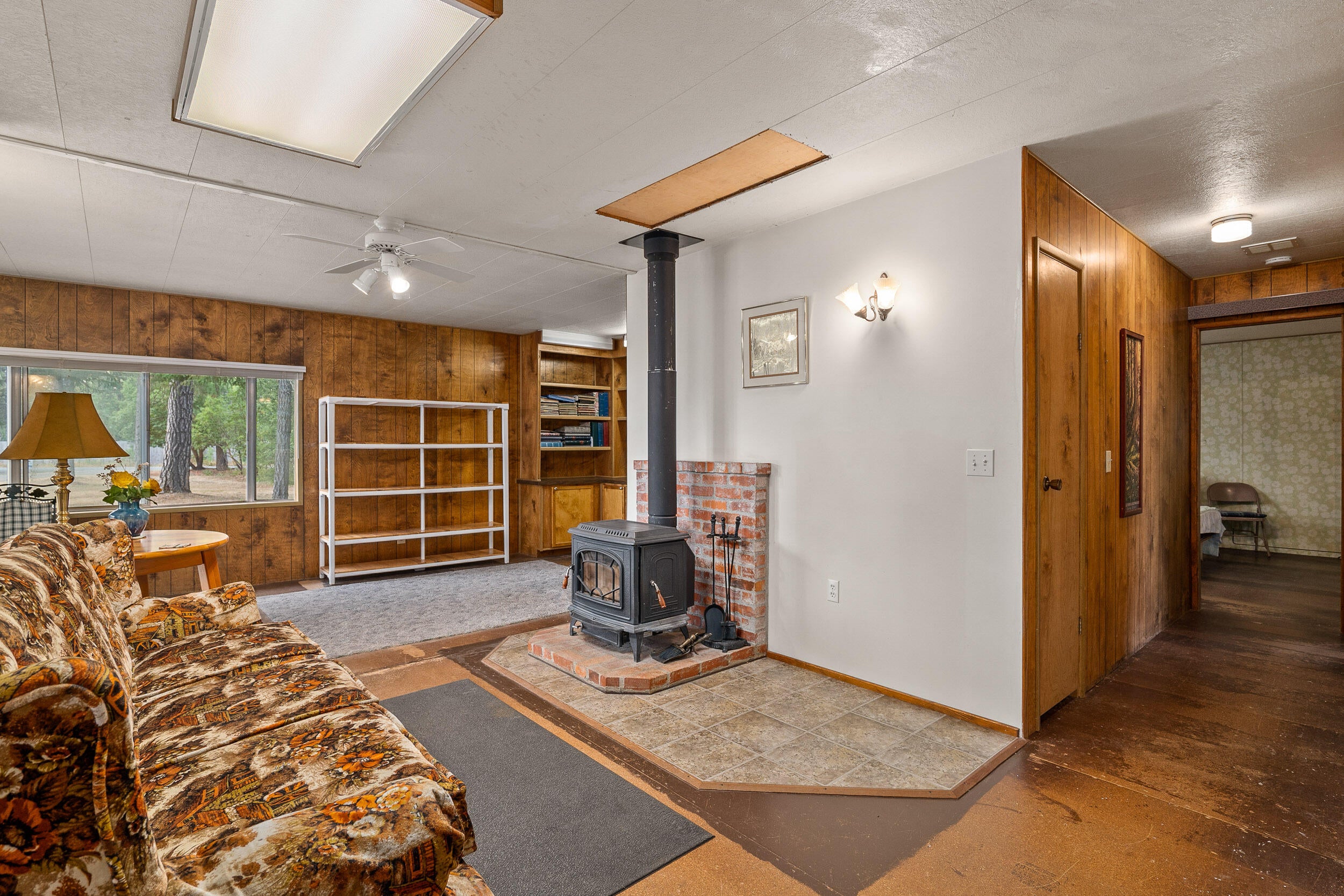 190 Martin Road Cave Junction, OR 97523 - Photo 14 of 43 Sitting area