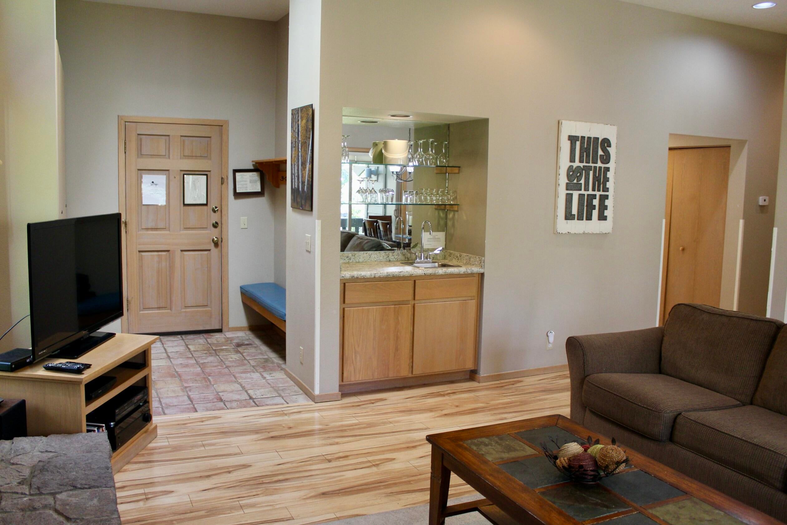 57407 Beaver Ridge Loop, Unit 44C1 Sunriver, OR 97707 - Photo 3 of 19 3-Entry-Bar-R44