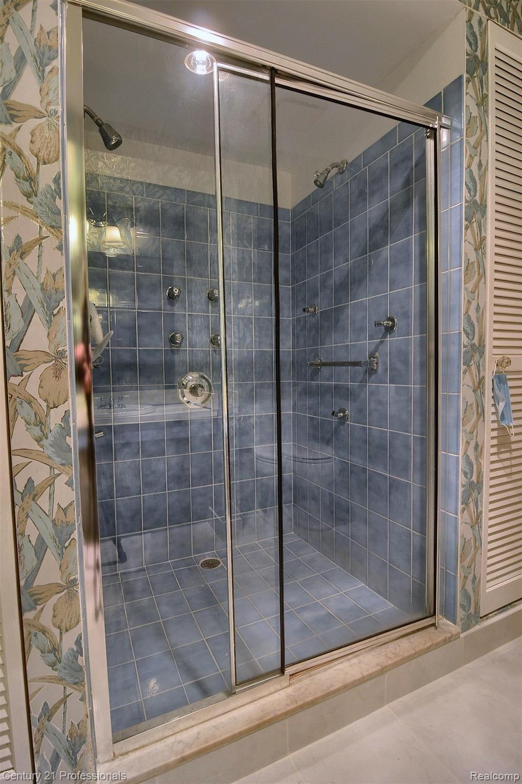 599 Middlebury Lane Rochester, MI 48309 - Photo 20 of 32 21-Master Bathroom 2nd View.jpg