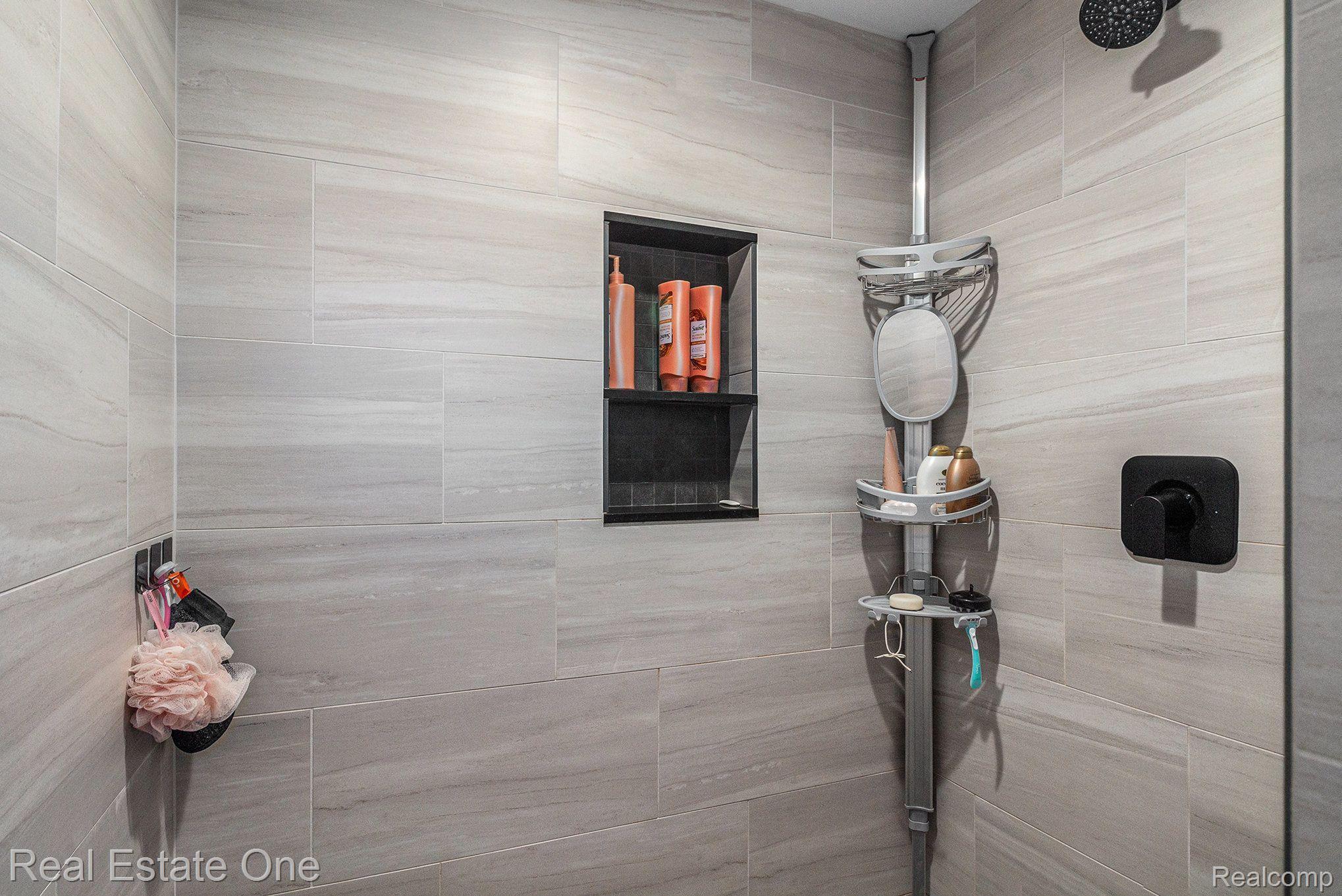 8155 Sheraton Park Road Fenton, MI 48430 - Photo 37 of 37 Lower level bath