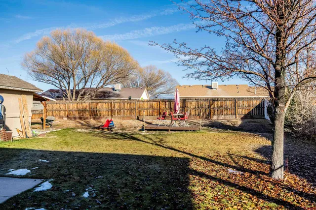 a view of a house with backyard