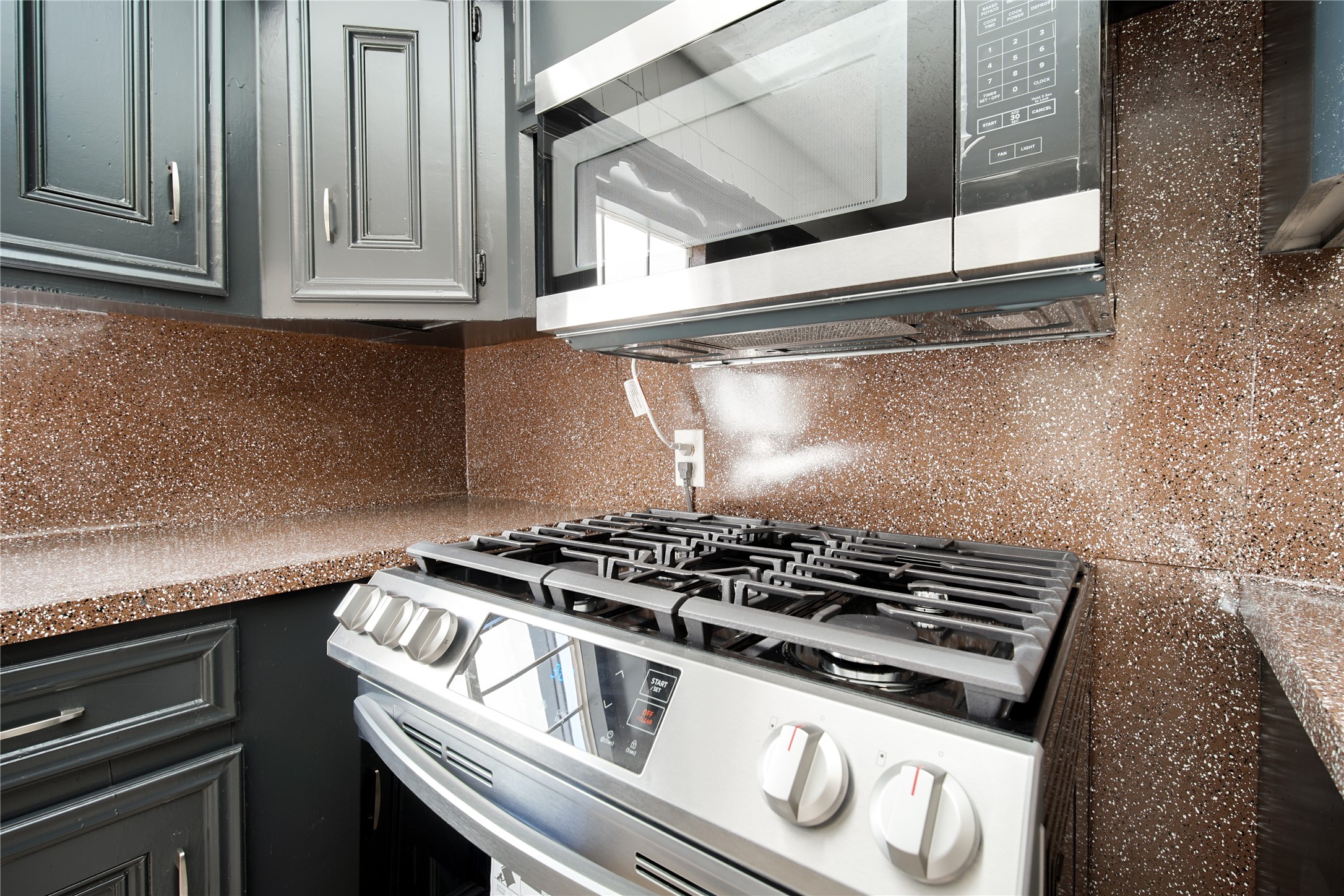 7318 Dahlia Street Houston, TX 77012 - Photo 22 of 38 Unit C- Stove