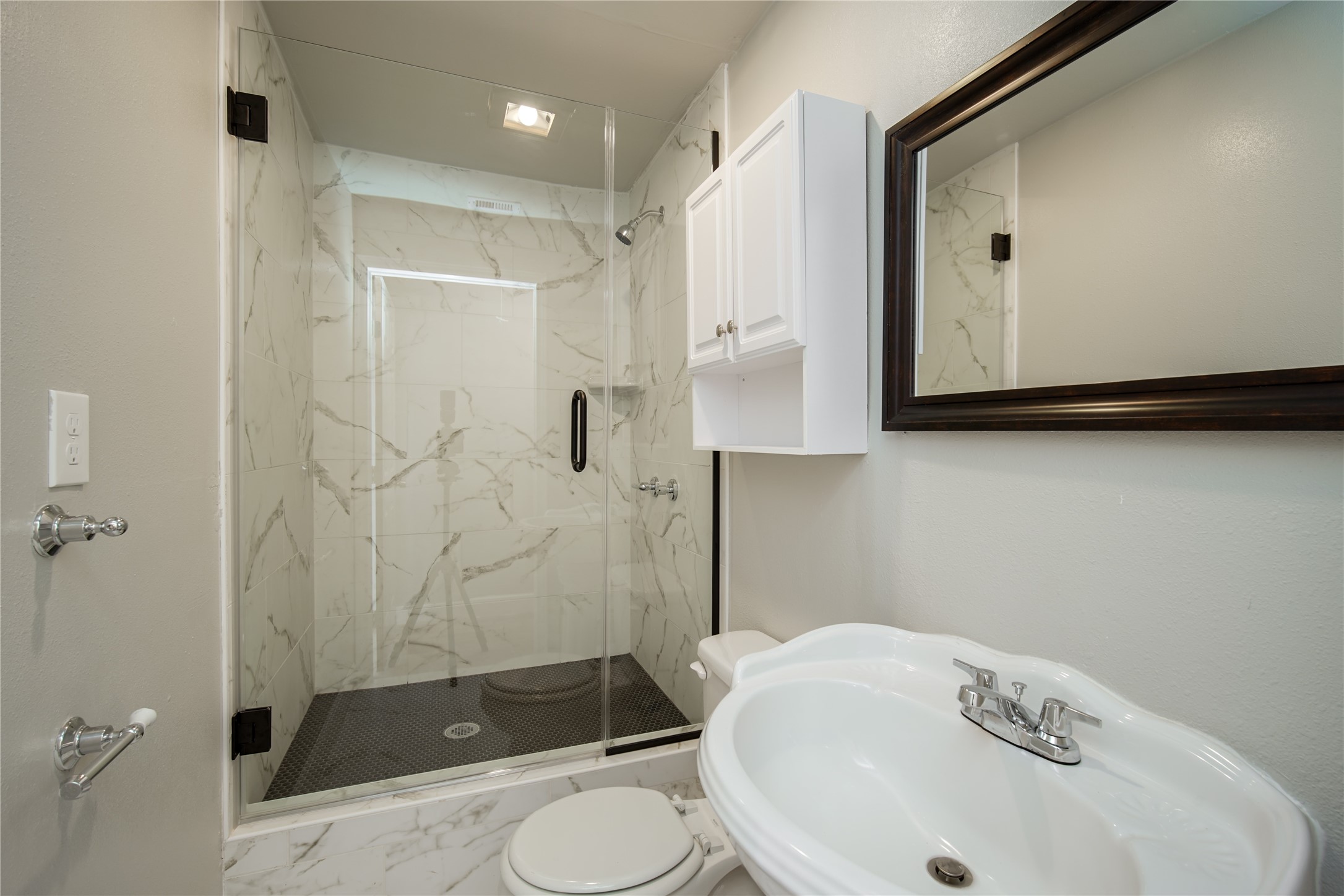 7318 Dahlia Street Houston, TX 77012 - Photo 23 of 38 Unit C- Bathroom