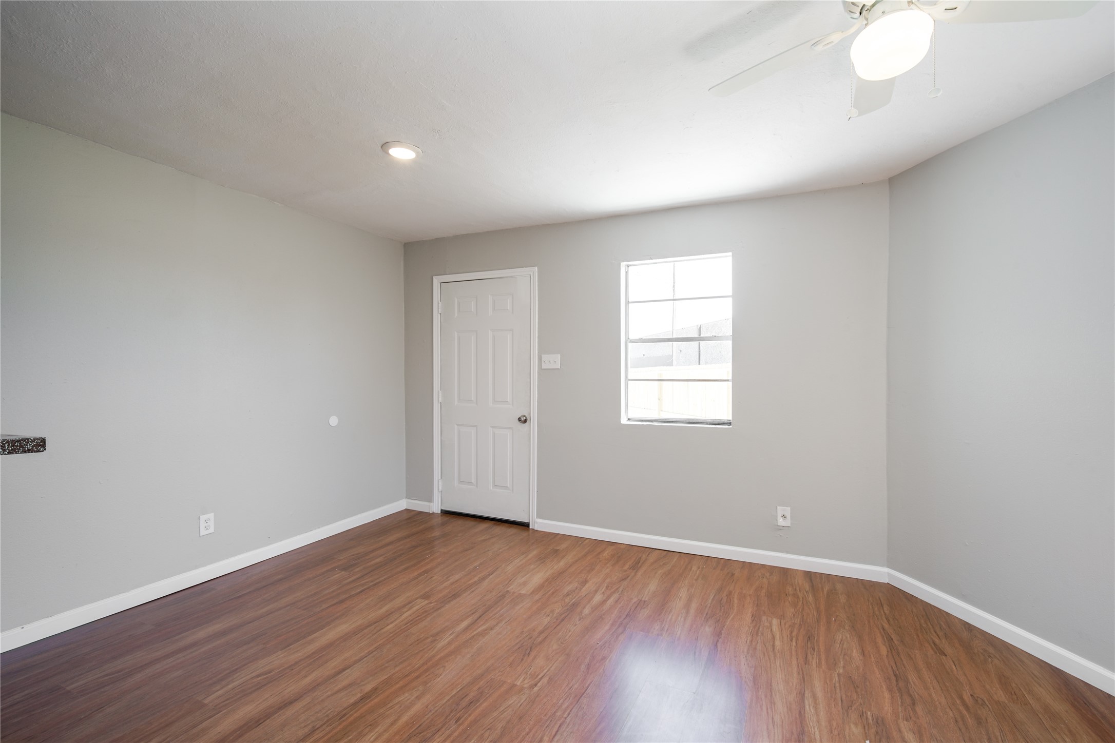 7318 Dahlia Street Houston, TX 77012 - Photo 35 of 38 Unit D- Living Room