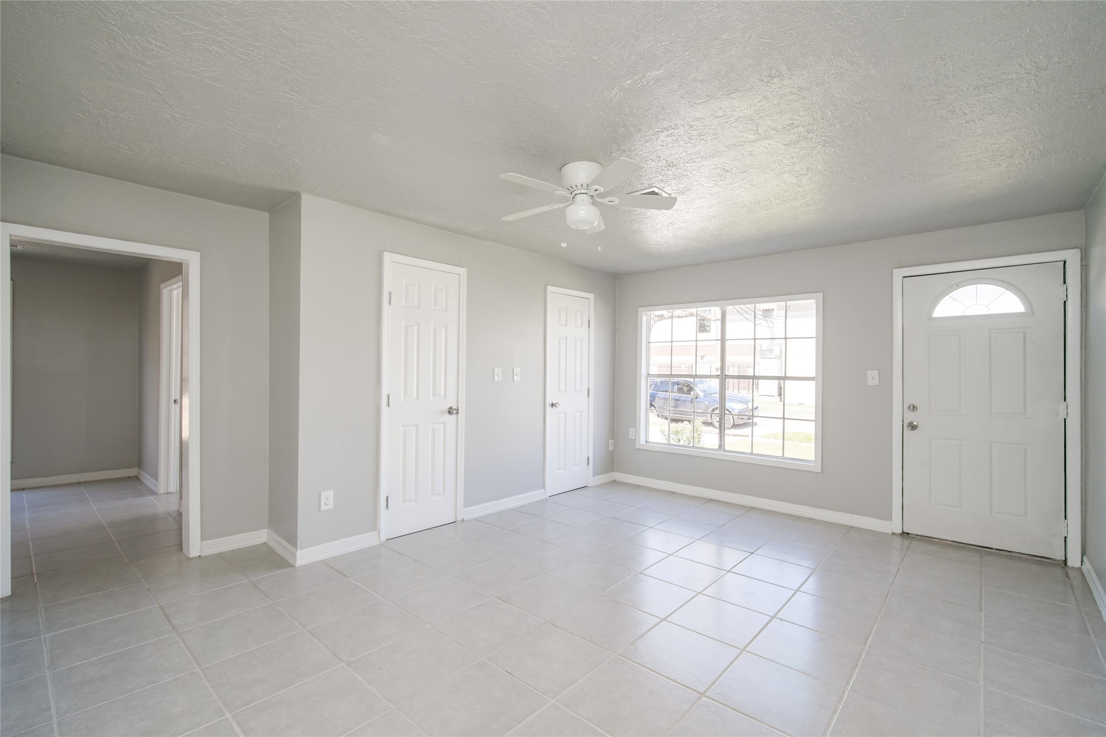 7318 Dahlia Street Houston, TX 77012 - Photo 5 of 38 Unit A- Living Room