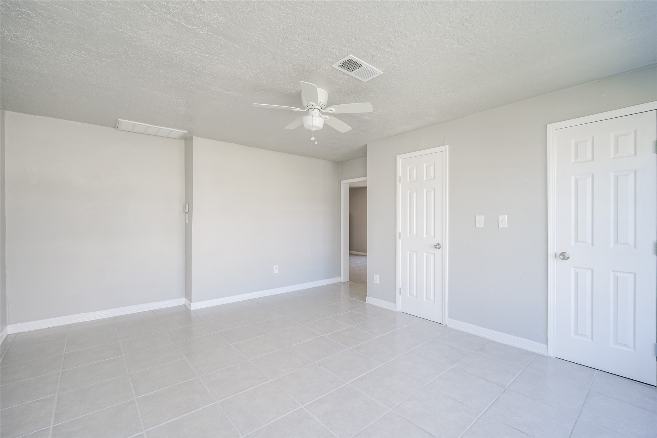 7318 Dahlia Street Houston, TX 77012 - Photo 6 of 38 Unit A- Living Room 2