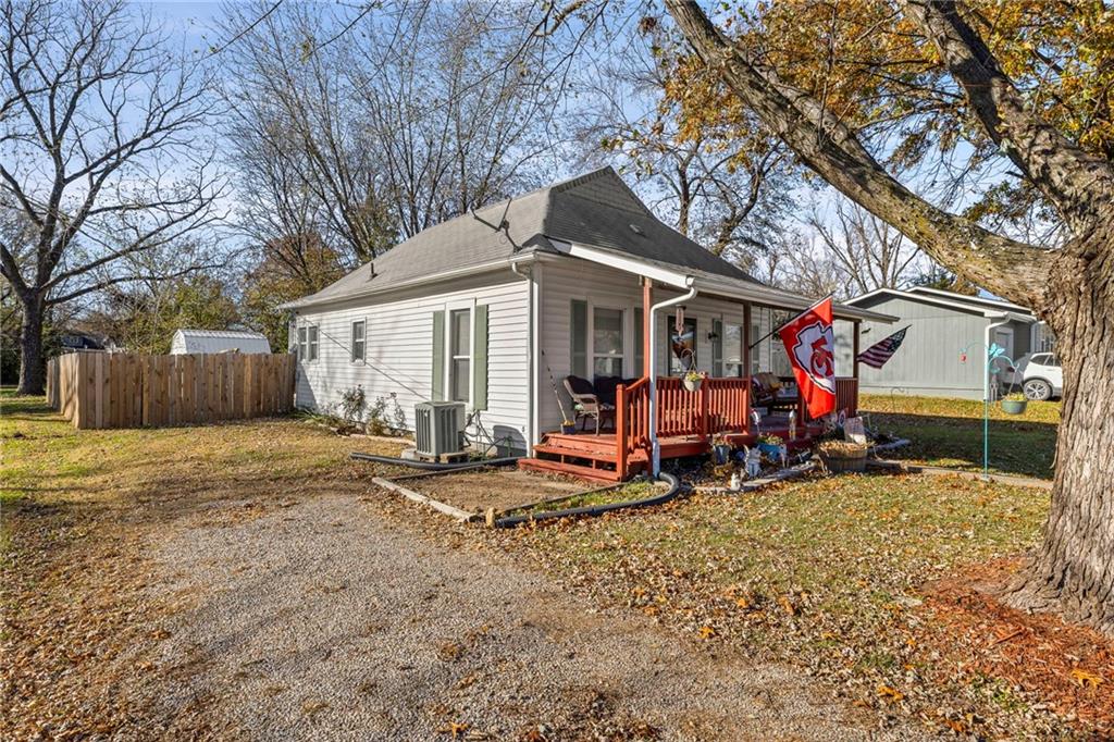 818 3rd Street Osawatomie, KS 66064 - Photo 4 of 26