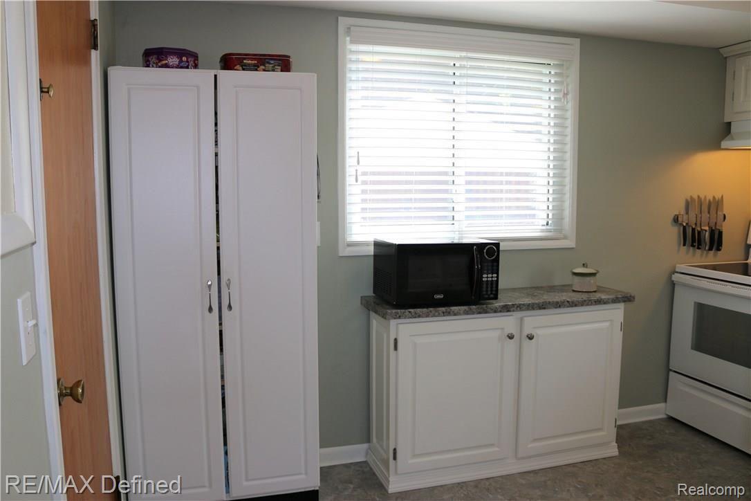 17342 Rougeway Street Livonia, MI 48152 - Photo 10 of 18 kitchen.