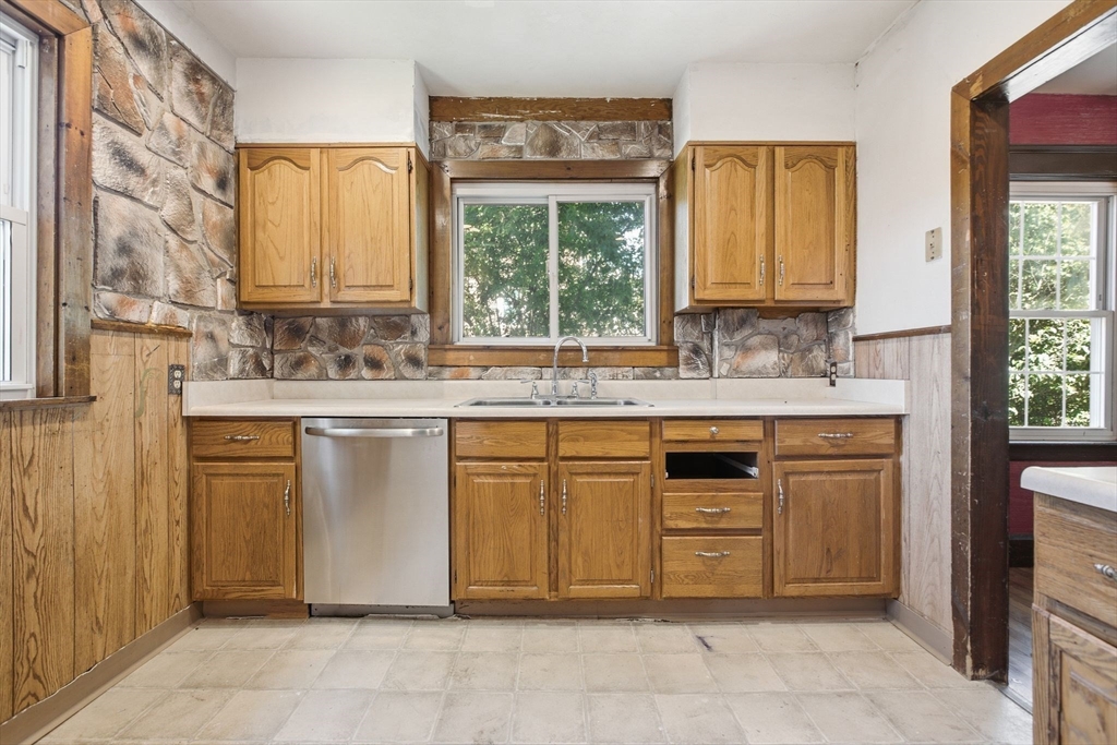 6 Ashburnham Road Worcester, MA 01605 - Photo 5 of 20