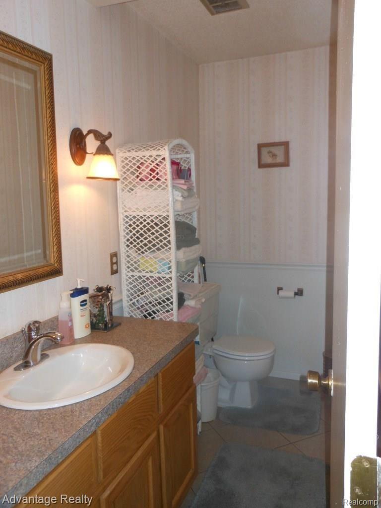 8615 Meskill Road Columbus, MI 48063 - Photo 4 of 19 Powder Room