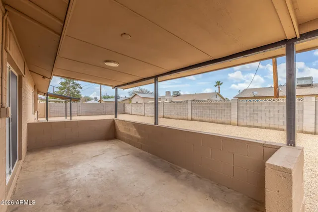 a view of empty room with window