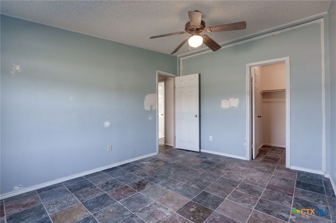 809 Crest Court Copperas Cove, TX 76522 - Photo 20 of 22 en empty room with fan and a ceiling fan