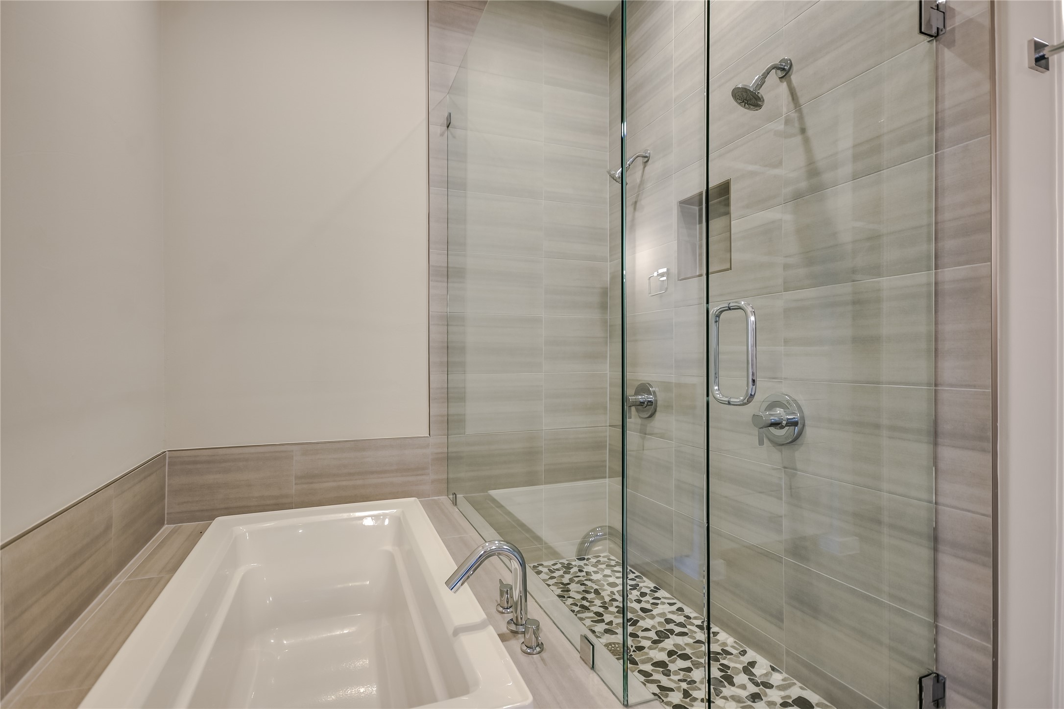 5921 Hiline Road, Unit 2403 Austin, TX 78734 - Photo 7 of 35 Luxurious tub and separate double-headed shower for this unit!