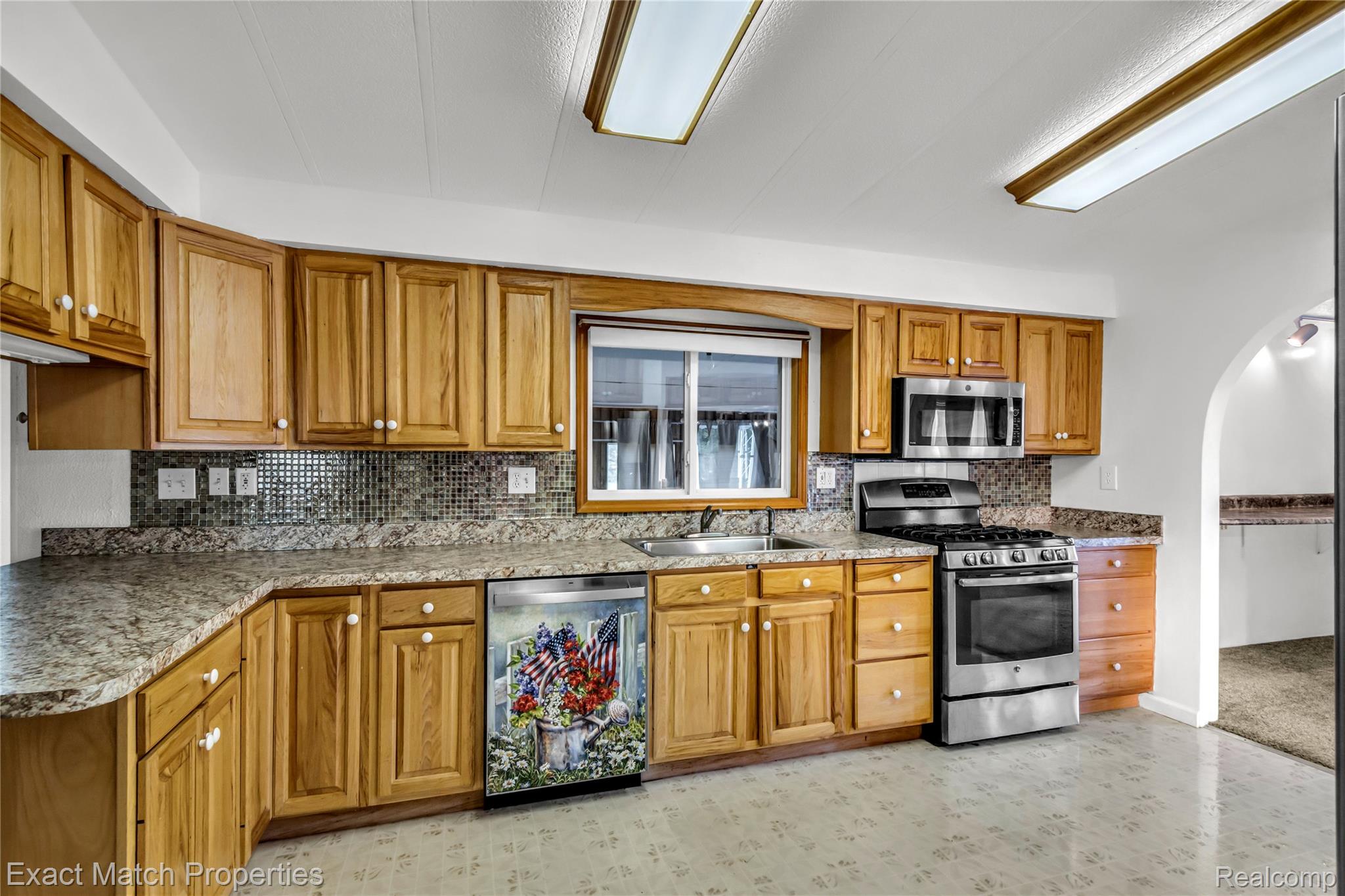 5468 Lippincott Road Lapeer, MI 48446 - Photo 16 of 36 Stunning kitchen with plenty of counter space!