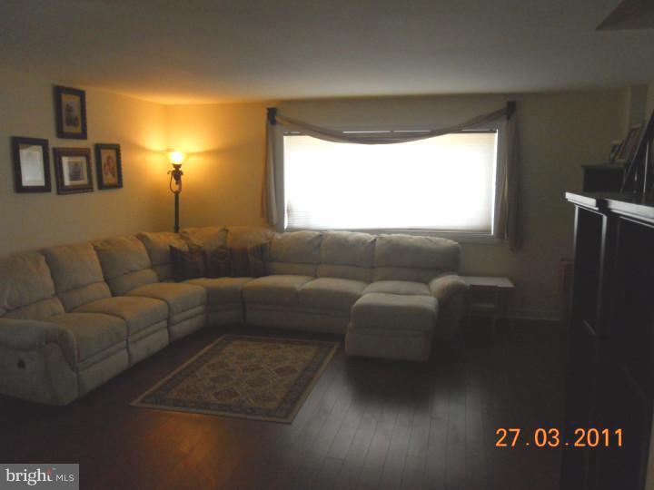 11950 Dumont Road Philadelphia, PA 19116 - Photo 3 of 18 Living Room