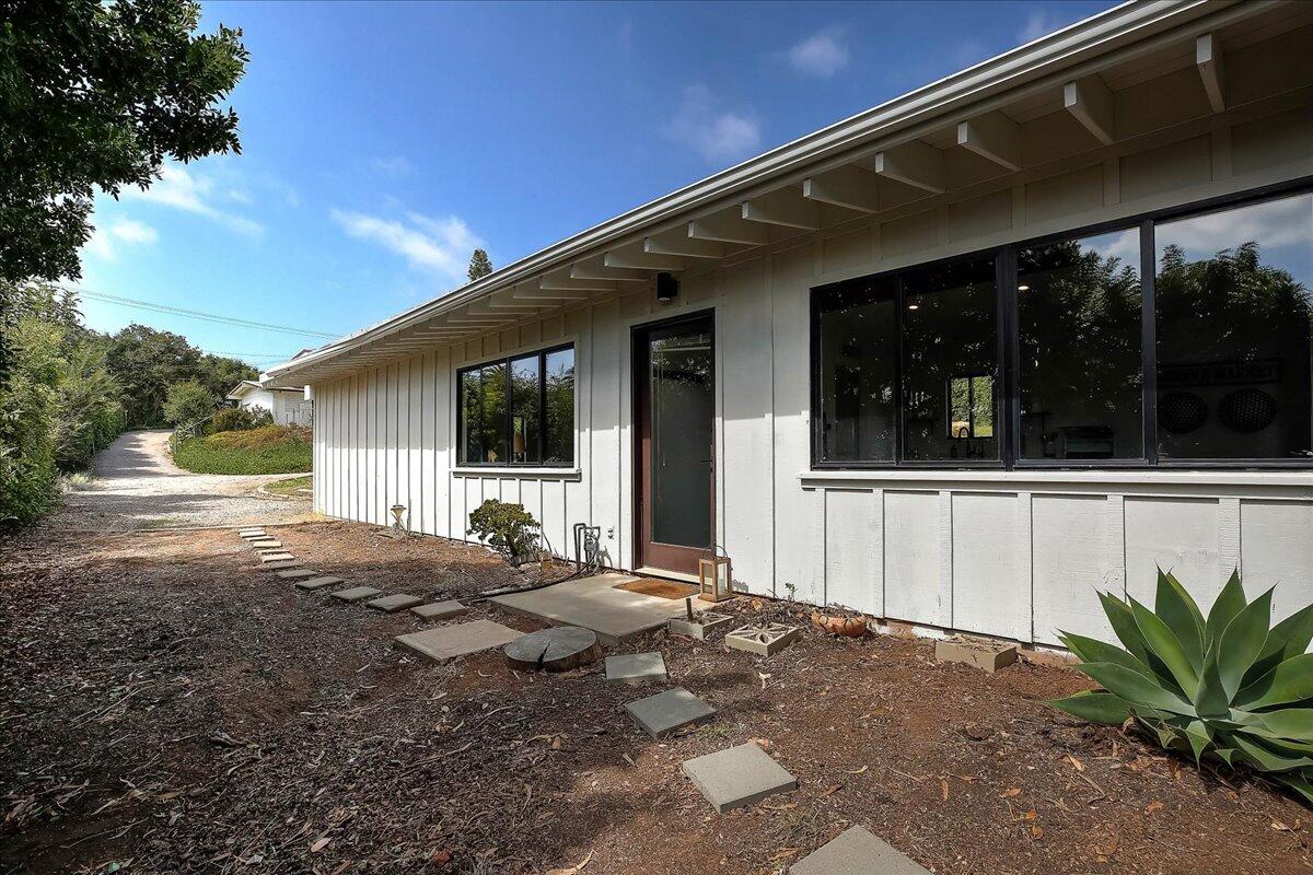 1040 Veronica Springs Road Santa Barbara, CA 93105 - Photo 11 of 32 Guest house entry 2