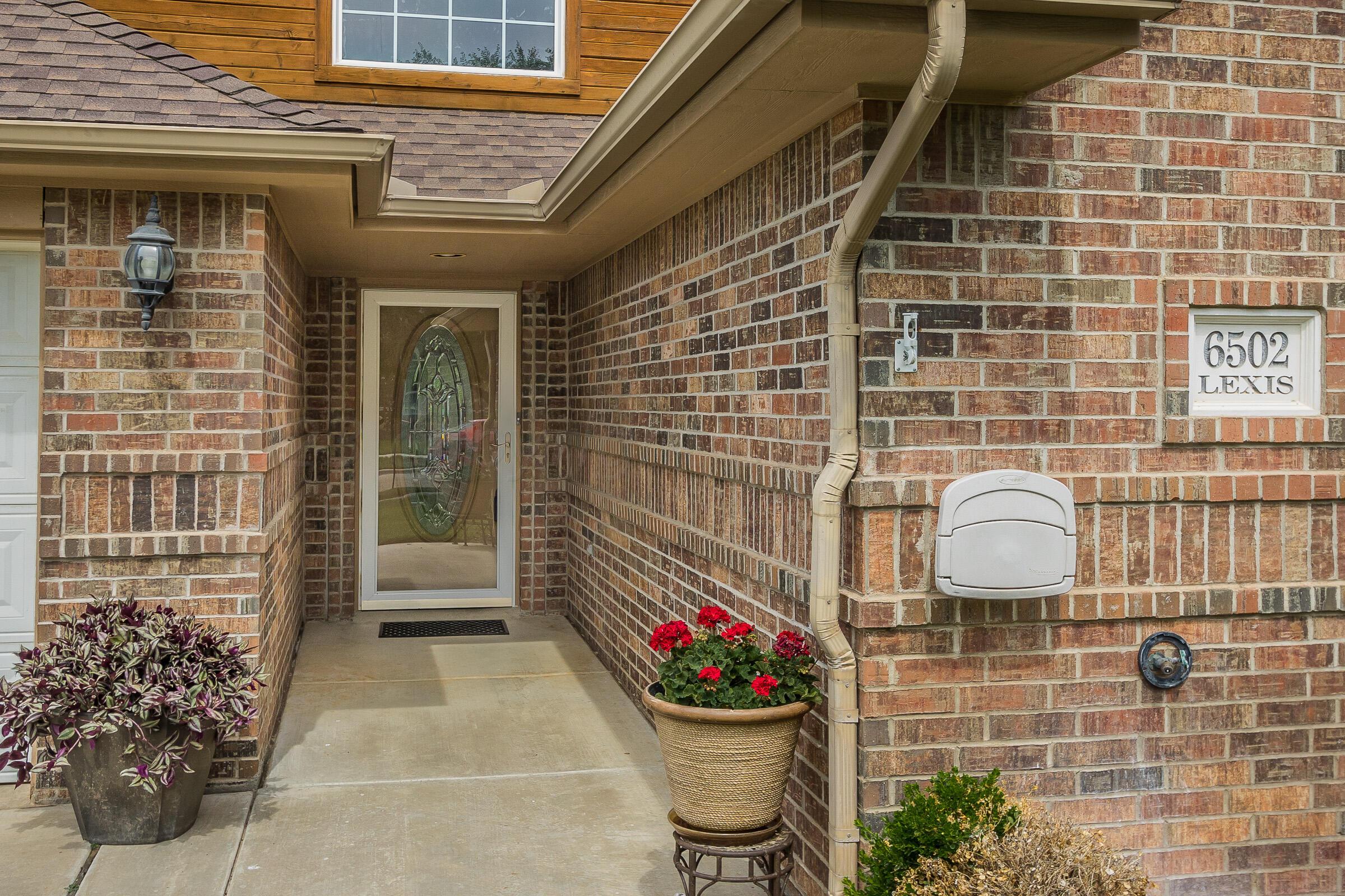 6502 Lexis Street Amarillo, TX 79119 - Photo 2 of 27 a bathroom with a toilet and a shower