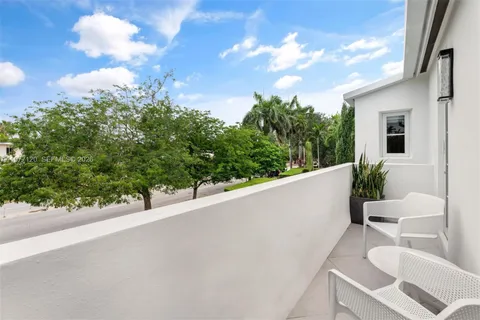 $6,950,000 | 2887 Pine Tree Drive, Miami Beach, FL 33140