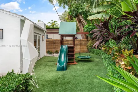 $6,950,000 | 2887 Pine Tree Drive, Miami Beach, FL 33140