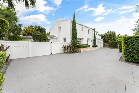 $6,950,000 | 2887 Pine Tree Drive, Miami Beach, FL 33140