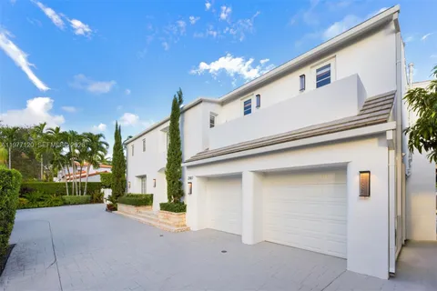 $6,950,000 | 2887 Pine Tree Drive, Miami Beach, FL 33140