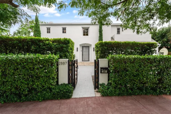 $6,950,000 | 2887 Pine Tree Drive, Miami Beach, FL 33140