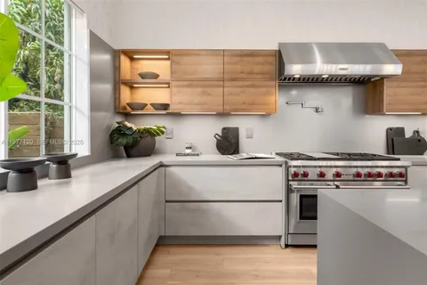 $6,950,000 | 2887 Pine Tree Drive, Miami Beach, FL 33140