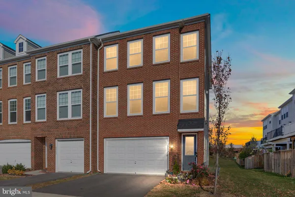 $3,550 | 42304 Lancaster Wds Square, Chantilly, VA 20152