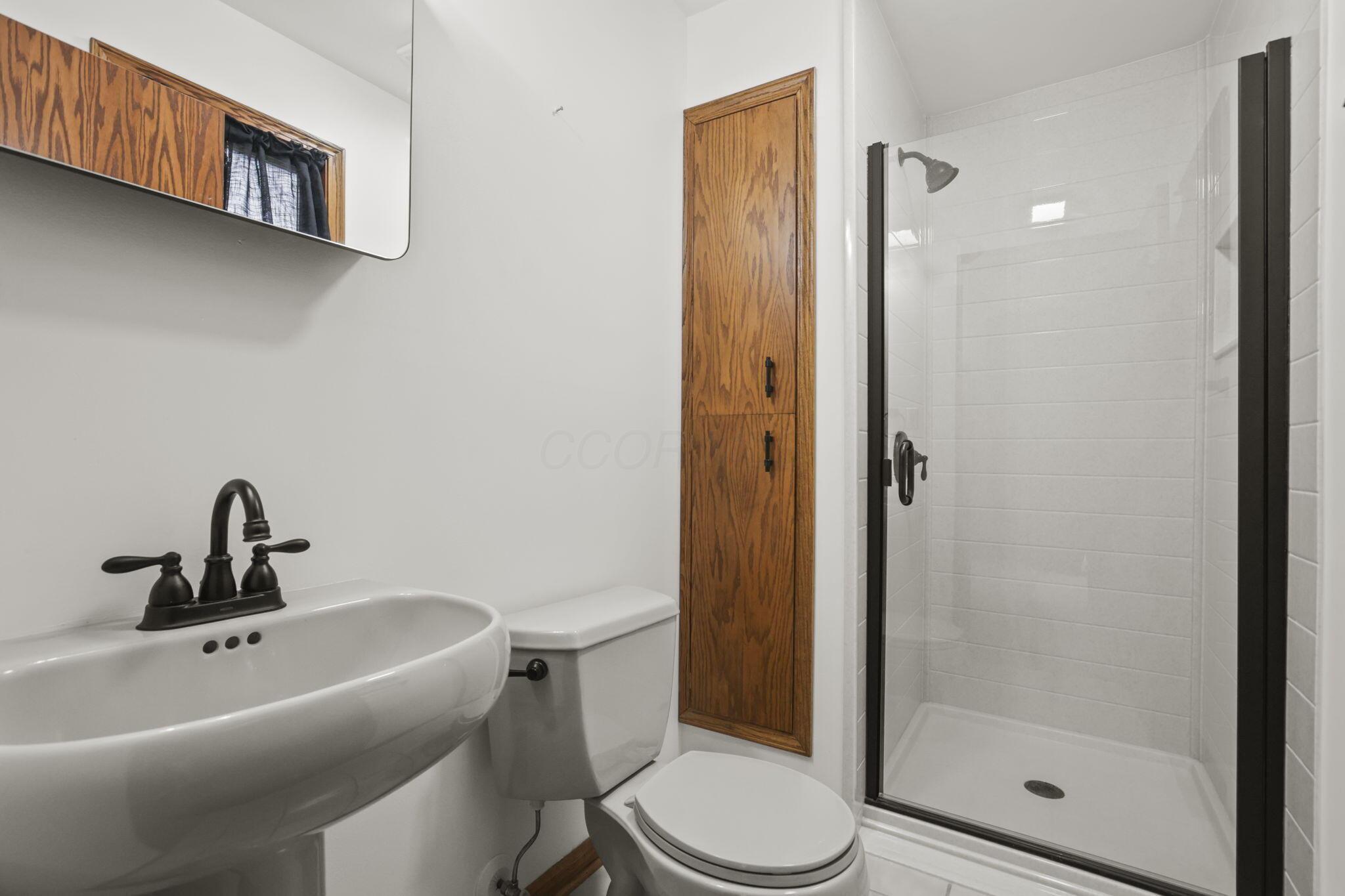 6283 York Road Southwest Pataskala, OH 43062 - Photo 20 of 45 Primary bathroom