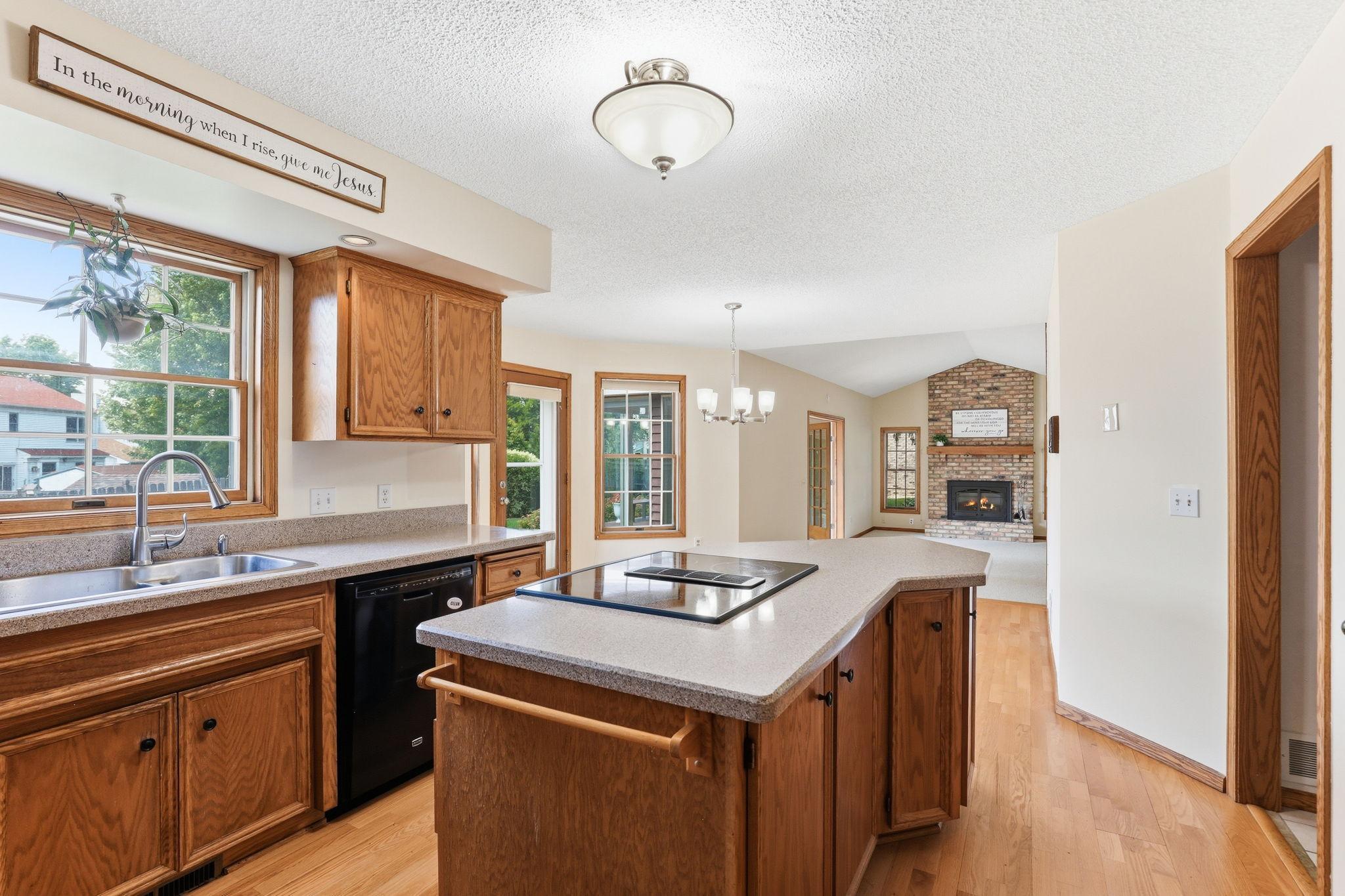 455 Highpoint Curve Maplewood, MN 55119 - Photo 8 of 44
