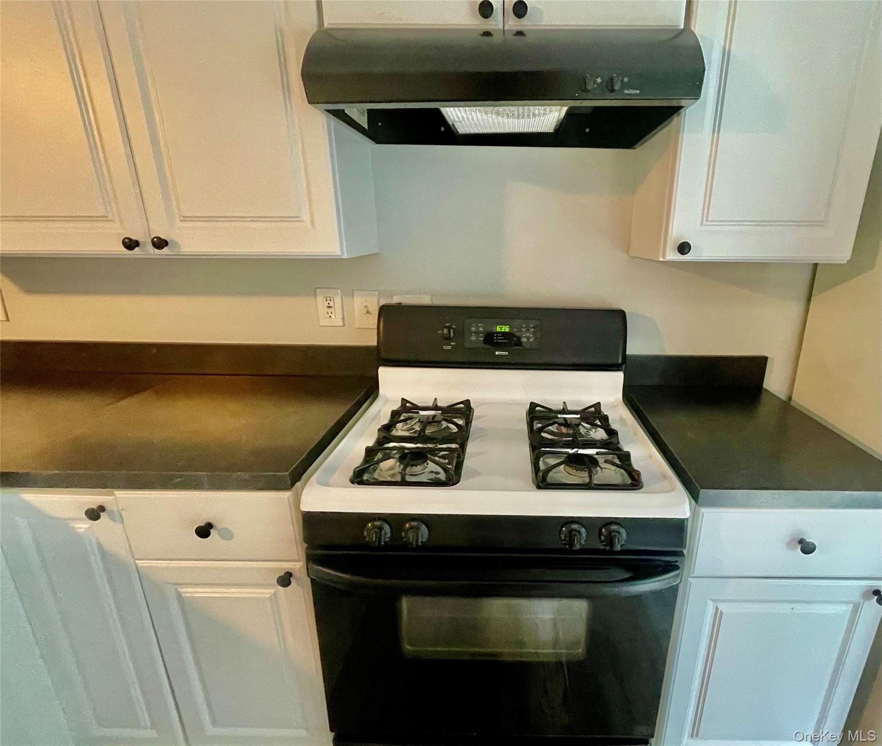 95 New Hackensack Road, Unit 45 Wappingers Falls, NY 12590 - Photo 11 of 17 Stove