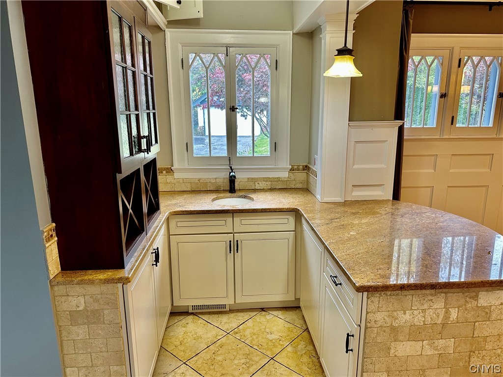 202 Sedgwick Drive Syracuse, NY 13203 - Photo 11 of 39