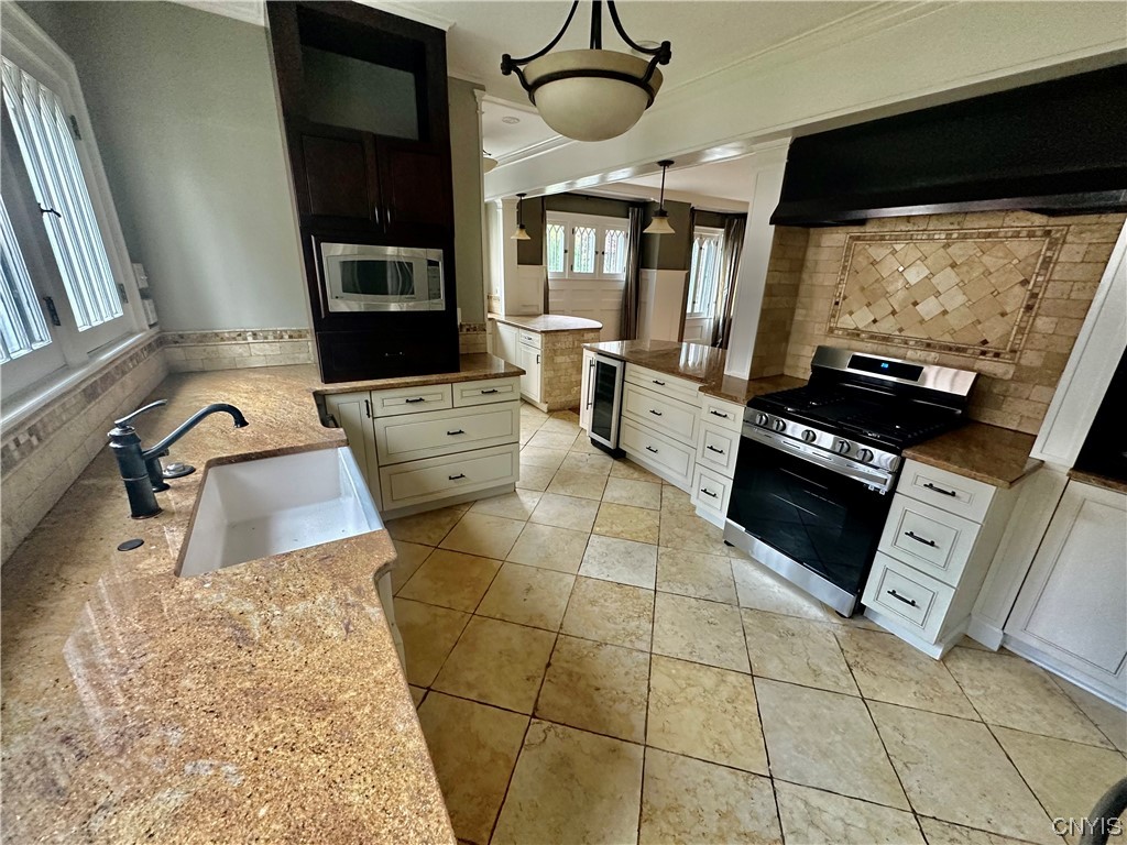 202 Sedgwick Drive Syracuse, NY 13203 - Photo 13 of 39