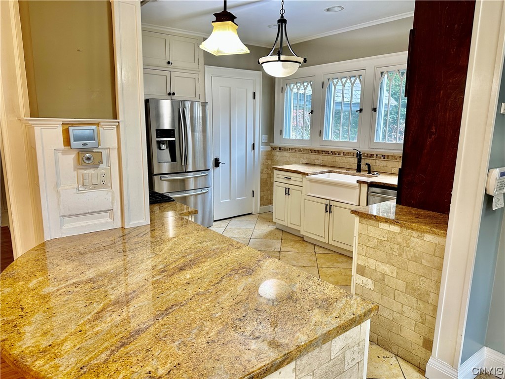 202 Sedgwick Drive Syracuse, NY 13203 - Photo 10 of 39