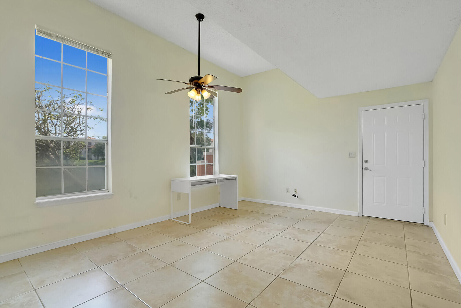 1385 Crystal Way, Unit M Delray Beach, FL 33444 - Photo 5 of 29 Living Room
