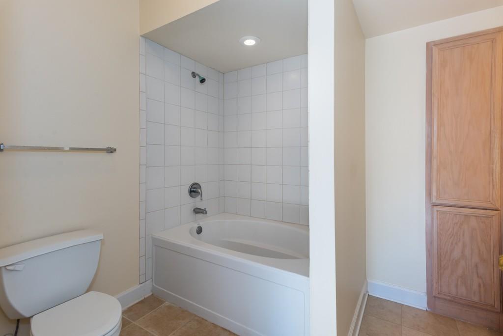 3777 Peachtree Road Northeast, Unit 1007 Brookhaven, GA 30319 - Photo 17 of 39 a bathroom with a toilet and a bathtub