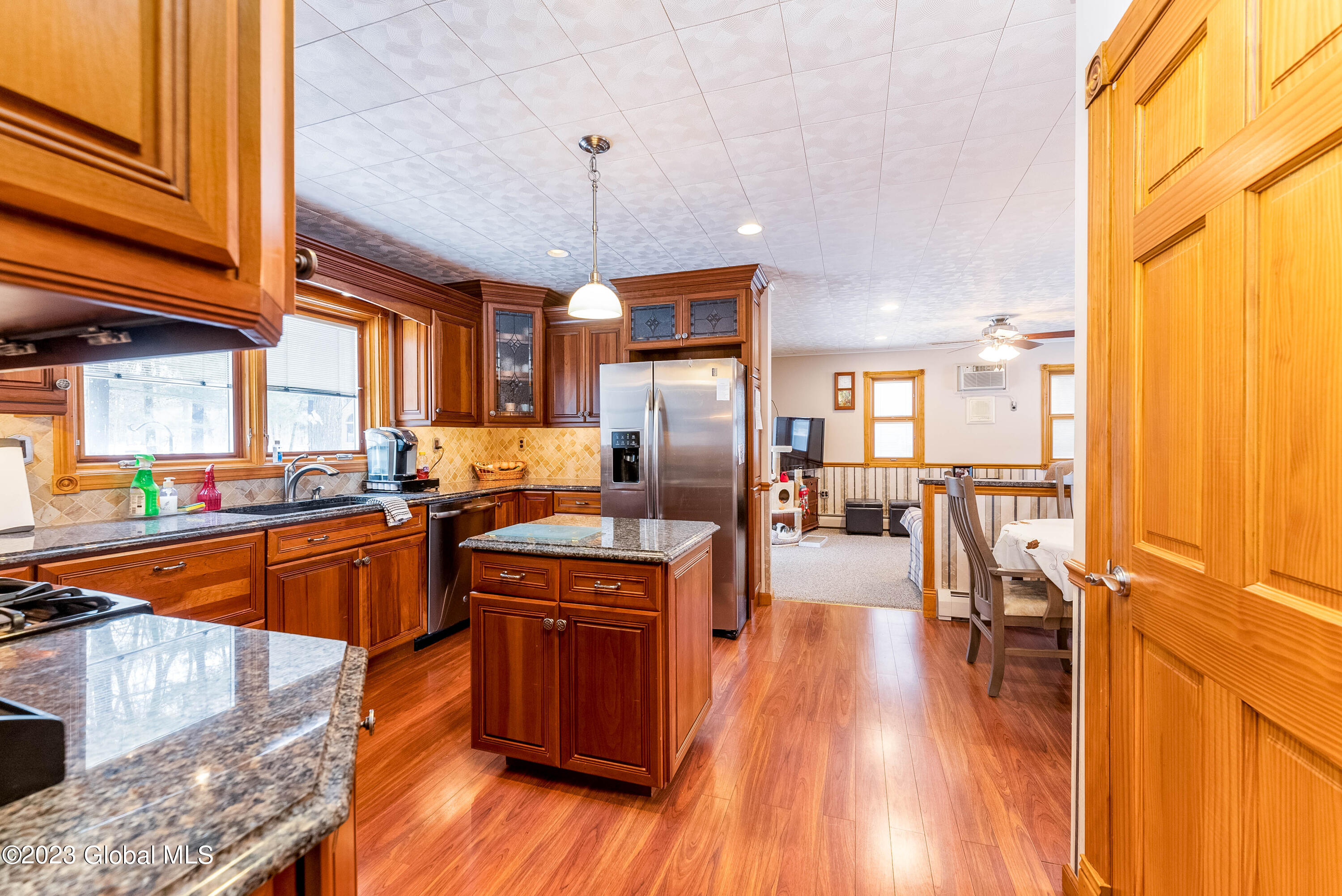 910 Mohegan Road Niskayuna, NY 12309 - Photo 3 of 48 DSC05218-Edit