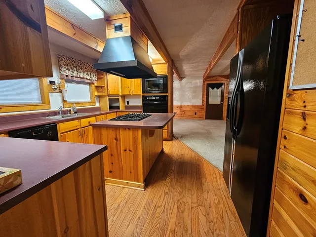 a view of a house with backyard and tree