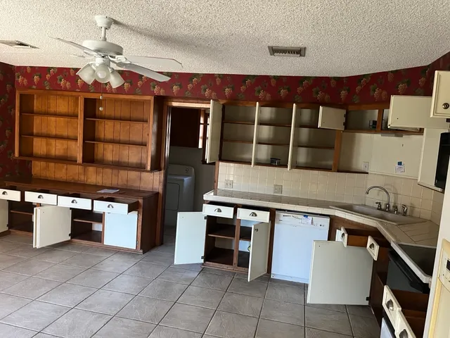 $163,000 | 305 Leonard Street, Angleton, TX 77515