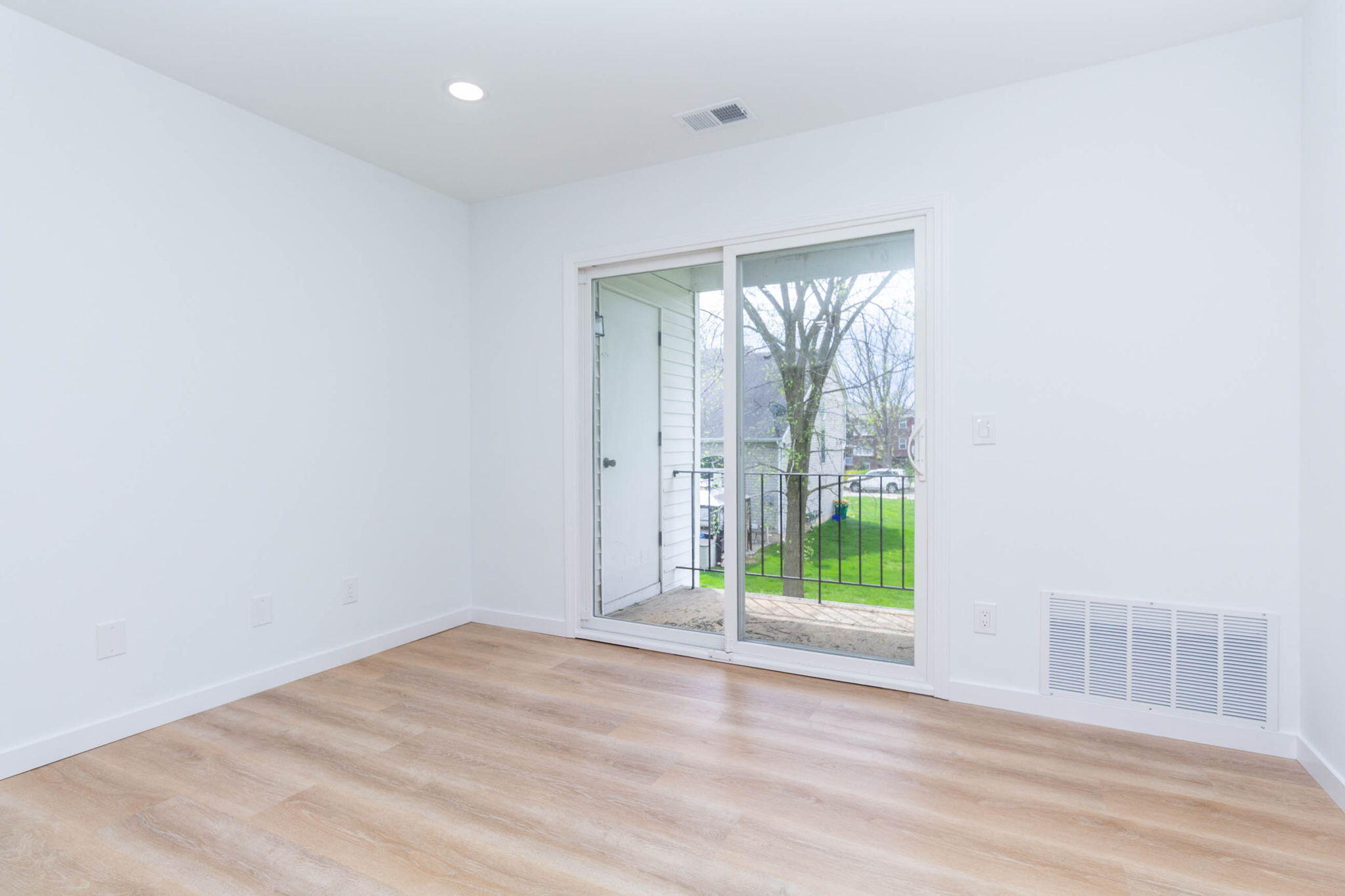 23418 Middlebelt Road, Unit 10 Farmington, MI 48336 - Photo 13 of 25 New flooring t'out!