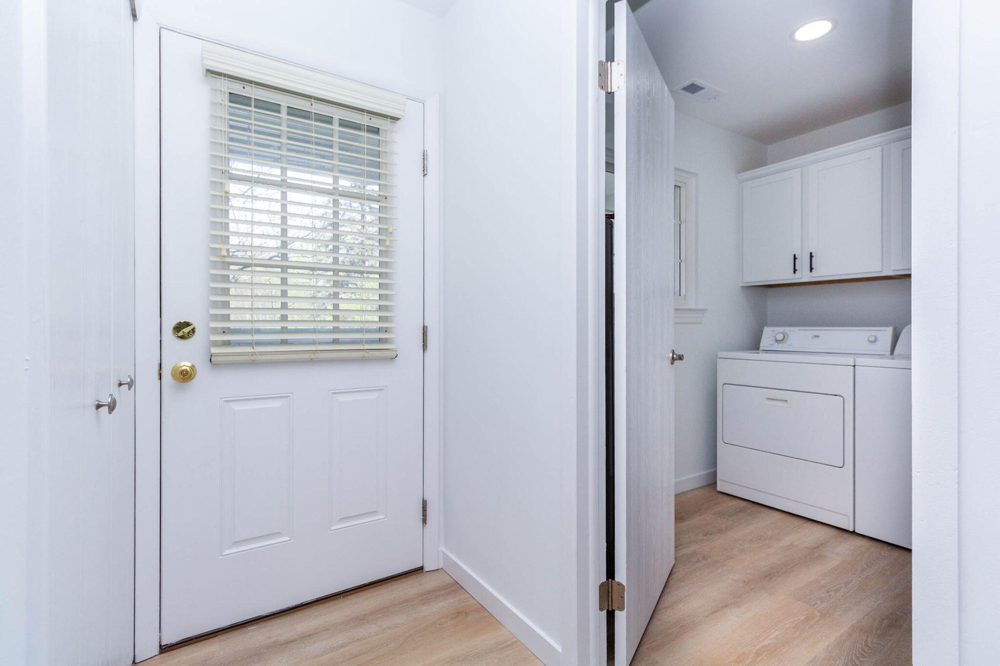 23418 Middlebelt Road, Unit 10 Farmington, MI 48336 - Photo 10 of 25 Convenient Laundry