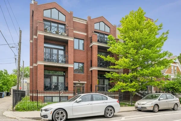 $3,200 | 2215 West Augusta Boulevard, Unit 2W, Chicago, IL 60622